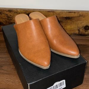 Size 8 universal thread camel clog with heel - NEVER WORN